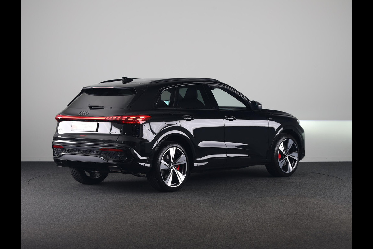 Audi Q5 S edition Competition e-hybrid 367 pk | MMI experience plus met B&O | Trekhaak, elektr. wegklapbaar | Panorama-glasdak | MMI bijrijdersdisplay |