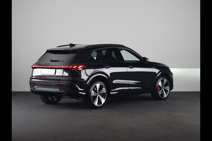 Audi Q5 S edition Competition e-hybrid 367 pk | MMI experience plus met B&O | Trekhaak, elektr. wegklapbaar | Panorama-glasdak | MMI bijrijdersdisplay |
