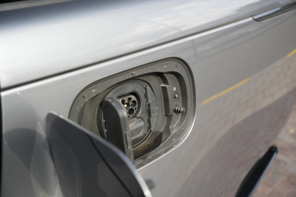 Land Rover Range Rover 3.0 P510e HSE PHEV 510 pk koelbox elektrische trekhaak 22" achterasbesturing zeer complete HSE-uitrusting