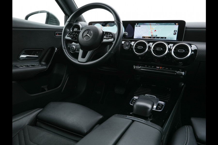 Mercedes-Benz A-Klasse 180 Advantage Style-Pack (INCL-BTW) Aut. *WIDESCREEN-DIGI-COCKPIT | LEATHER-MICROFIBRE | CAMERA | NAVI-FULLMAP | ECC | PDC | CRUISE | CARPLAY | HEATED-SPORTSEATS | CARBON-INLAY | DAB | SHIFT-PADDLES | 16"ALU*