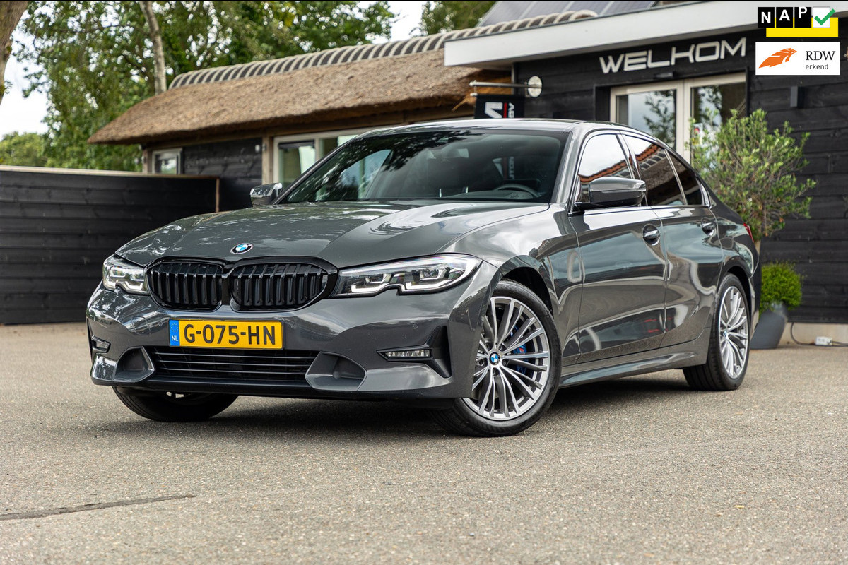 BMW 3-serie 318d 190 PK High Executive Edition Dravitgrau metallic I Leder I Led I HiFi I Head Up I Sportstoelen I NL Auto I NAP