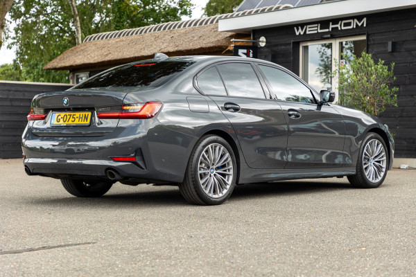 BMW 3-serie 318d 190 PK High Executive Edition Dravitgrau metallic I Leder I Led I HiFi I Head Up I Sportstoelen I NL Auto I NAP