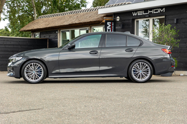 BMW 3-serie 318d 190 PK High Executive Edition Dravitgrau metallic I Leder I Led I HiFi I Head Up I Sportstoelen I NL Auto I NAP