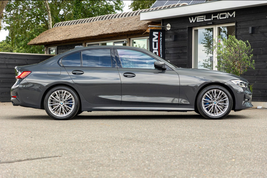 BMW 3-serie 318d 190 PK High Executive Edition Dravitgrau metallic I Leder I Led I HiFi I Head Up I Sportstoelen I NL Auto I NAP