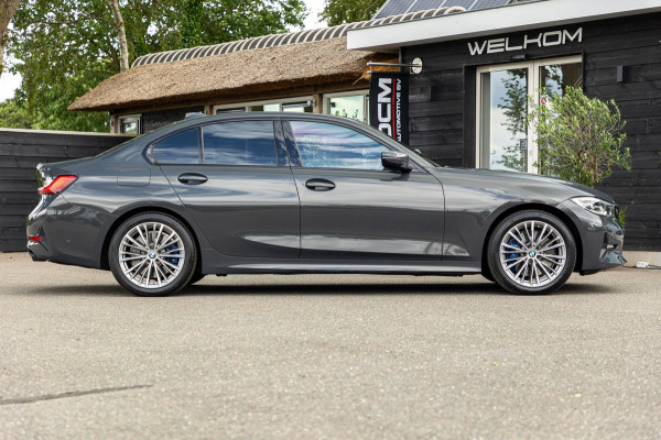 BMW 3-serie 318d 190 PK High Executive Edition Dravitgrau metallic I Leder I Led I HiFi I Head Up I Sportstoelen I NL Auto I NAP