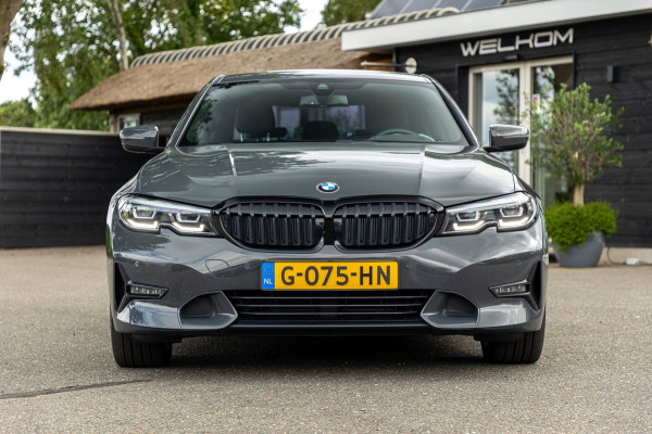 BMW 3-serie 318d 190 PK High Executive Edition Dravitgrau metallic I Leder I Led I HiFi I Head Up I Sportstoelen I NL Auto I NAP