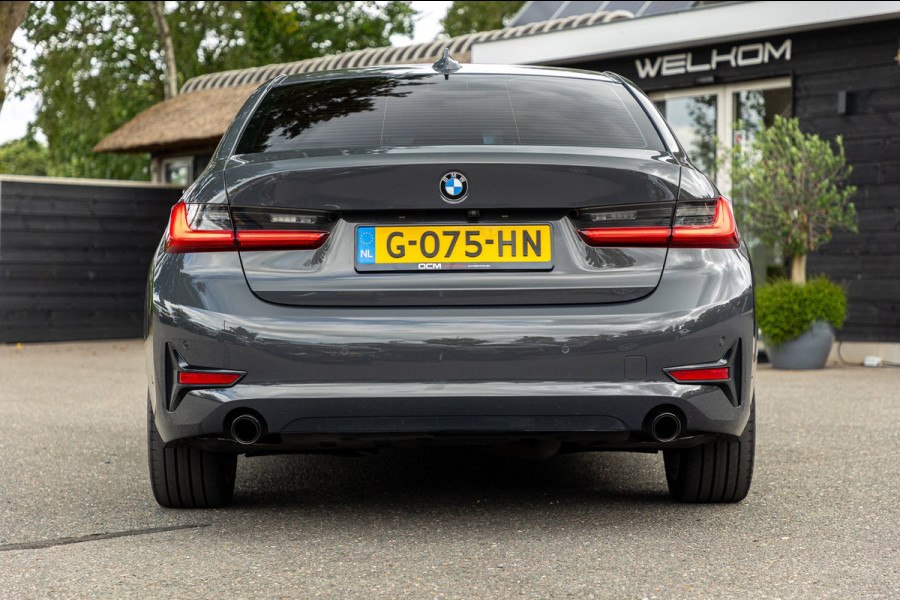 BMW 3-serie 318d 190 PK High Executive Edition Dravitgrau metallic I Leder I Led I HiFi I Head Up I Sportstoelen I NL Auto I NAP