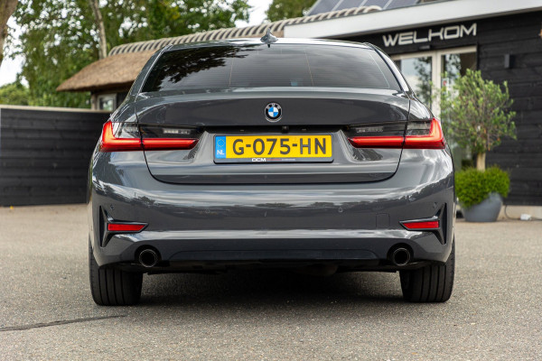 BMW 3-serie 318d 190 PK High Executive Edition Dravitgrau metallic I Leder I Led I HiFi I Head Up I Sportstoelen I NL Auto I NAP
