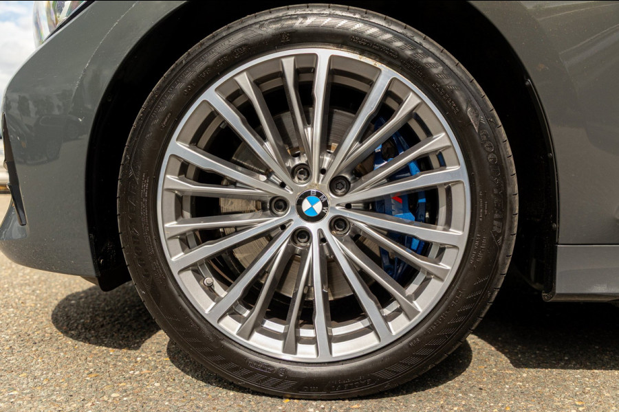 BMW 3-serie 318d 190 PK High Executive Edition Dravitgrau metallic I Leder I Led I HiFi I Head Up I Sportstoelen I NL Auto I NAP