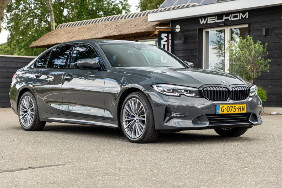 BMW 3-serie 318d 190 PK High Executive Edition Dravitgrau metallic I Leder I Led I HiFi I Head Up I Sportstoelen I NL Auto I NAP