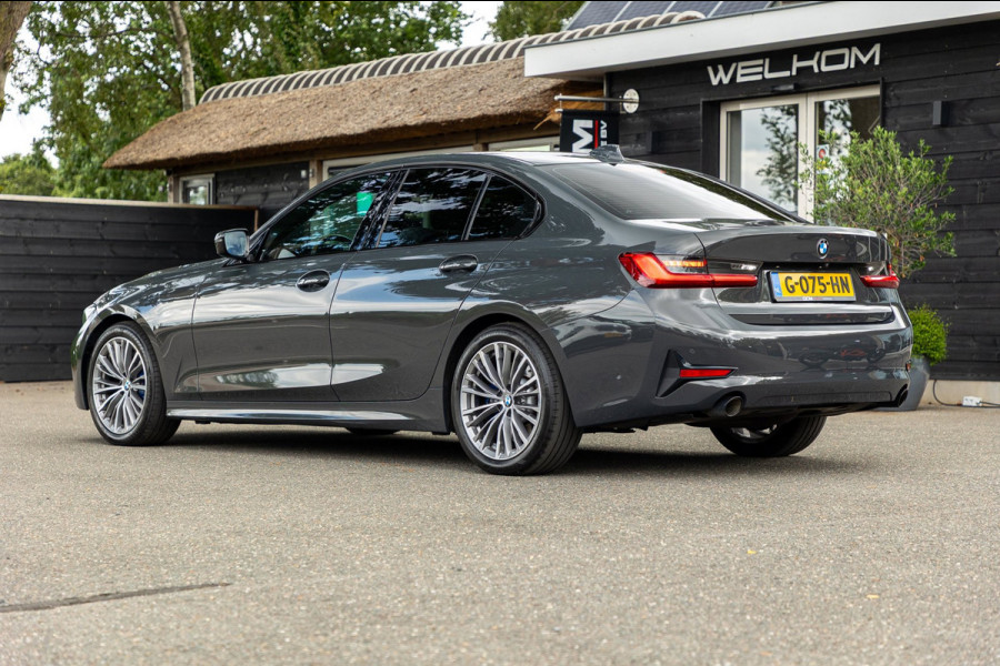 BMW 3-serie 318d 190 PK High Executive Edition Dravitgrau metallic I Leder I Led I HiFi I Head Up I Sportstoelen I NL Auto I NAP