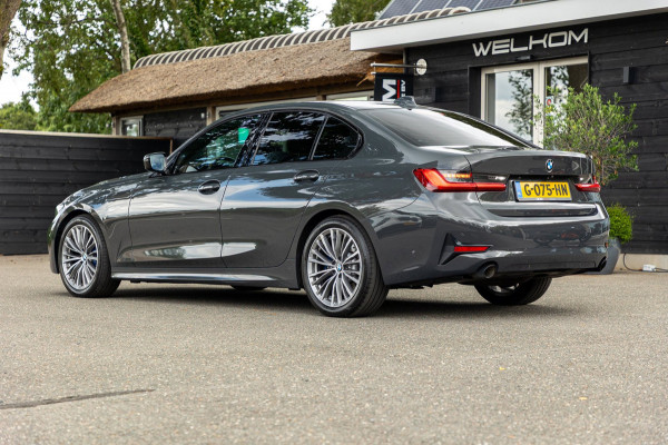BMW 3-serie 318d 190 PK High Executive Edition Dravitgrau metallic I Leder I Led I HiFi I Head Up I Sportstoelen I NL Auto I NAP