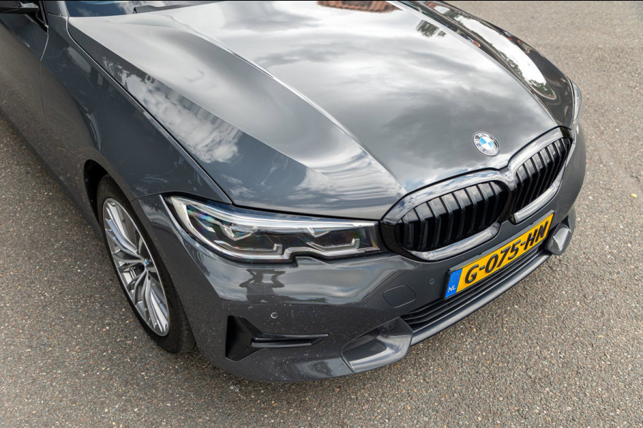 BMW 3-serie 318d 190 PK High Executive Edition Dravitgrau metallic I Leder I Led I HiFi I Head Up I Sportstoelen I NL Auto I NAP
