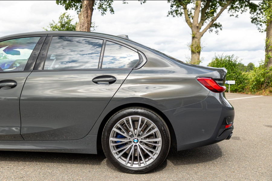 BMW 3-serie 318d 190 PK High Executive Edition Dravitgrau metallic I Leder I Led I HiFi I Head Up I Sportstoelen I NL Auto I NAP