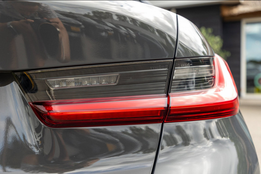 BMW 3-serie 318d 190 PK High Executive Edition Dravitgrau metallic I Leder I Led I HiFi I Head Up I Sportstoelen I NL Auto I NAP