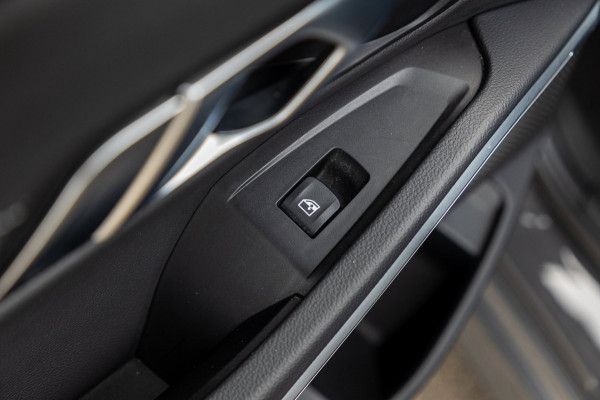 BMW 3-serie 318d 190 PK High Executive Edition Dravitgrau metallic I Leder I Led I HiFi I Head Up I Sportstoelen I NL Auto I NAP