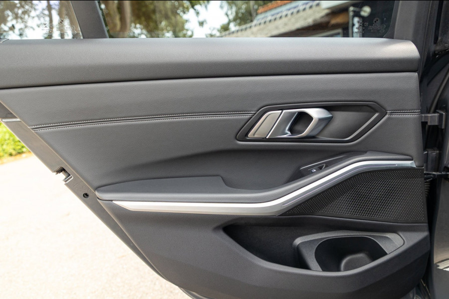 BMW 3-serie 318d 190 PK High Executive Edition Dravitgrau metallic I Leder I Led I HiFi I Head Up I Sportstoelen I NL Auto I NAP