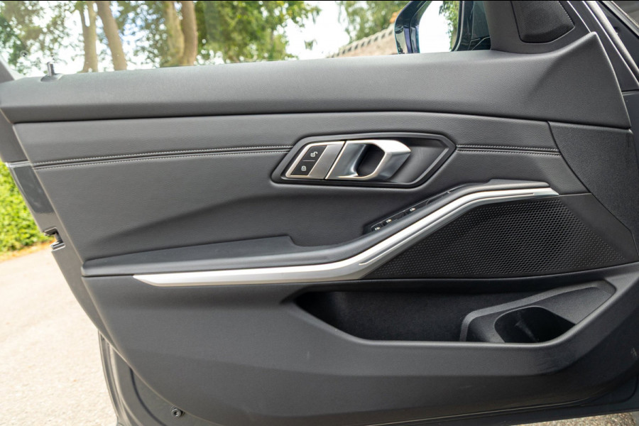 BMW 3-serie 318d 190 PK High Executive Edition Dravitgrau metallic I Leder I Led I HiFi I Head Up I Sportstoelen I NL Auto I NAP