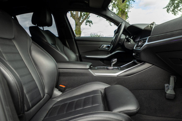BMW 3-serie 318d 190 PK High Executive Edition Dravitgrau metallic I Leder I Led I HiFi I Head Up I Sportstoelen I NL Auto I NAP