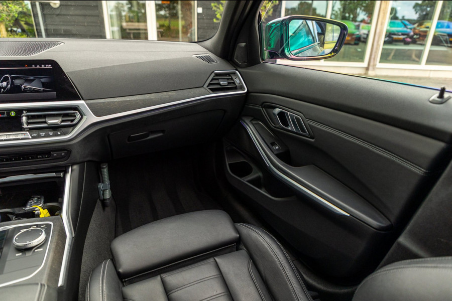 BMW 3-serie 318d 190 PK High Executive Edition Dravitgrau metallic I Leder I Led I HiFi I Head Up I Sportstoelen I NL Auto I NAP