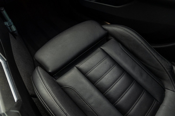 BMW 3-serie 318d 190 PK High Executive Edition Dravitgrau metallic I Leder I Led I HiFi I Head Up I Sportstoelen I NL Auto I NAP