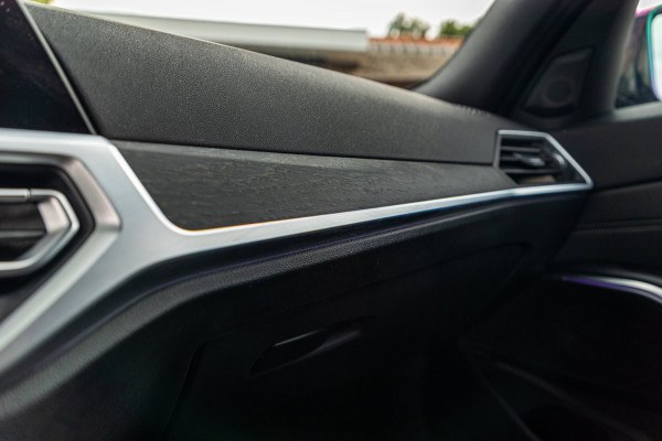 BMW 3-serie 318d 190 PK High Executive Edition Dravitgrau metallic I Leder I Led I HiFi I Head Up I Sportstoelen I NL Auto I NAP