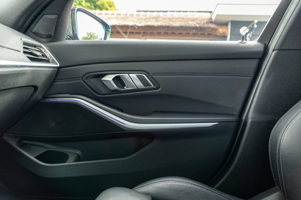 BMW 3-serie 318d 190 PK High Executive Edition Dravitgrau metallic I Leder I Led I HiFi I Head Up I Sportstoelen I NL Auto I NAP