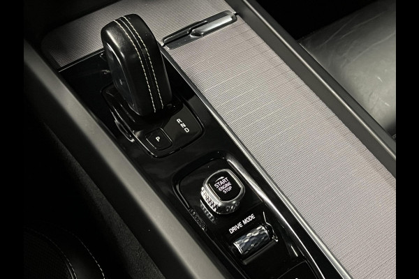 Volvo XC60 2.0 Recharge T6 AWD R-Design Adapt. Cruise | Open dak | Stuur-/Stoelverwarming | Blis | Camera | Carplay | Achterbank verwarmd