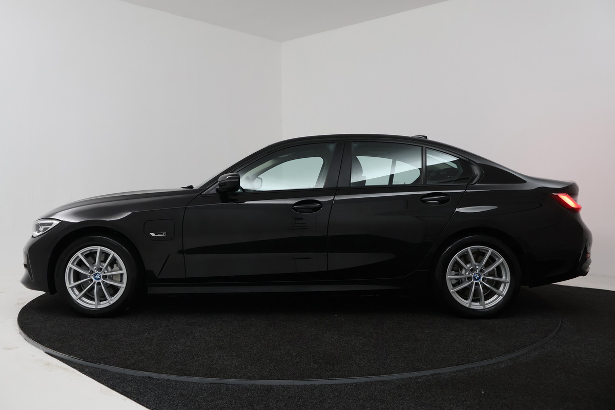 BMW 3-serie 330e Business Edition Plus (TREKHAAK, STOELVERWARMING, NAVIGATIE, PARKEERSENSOREN)