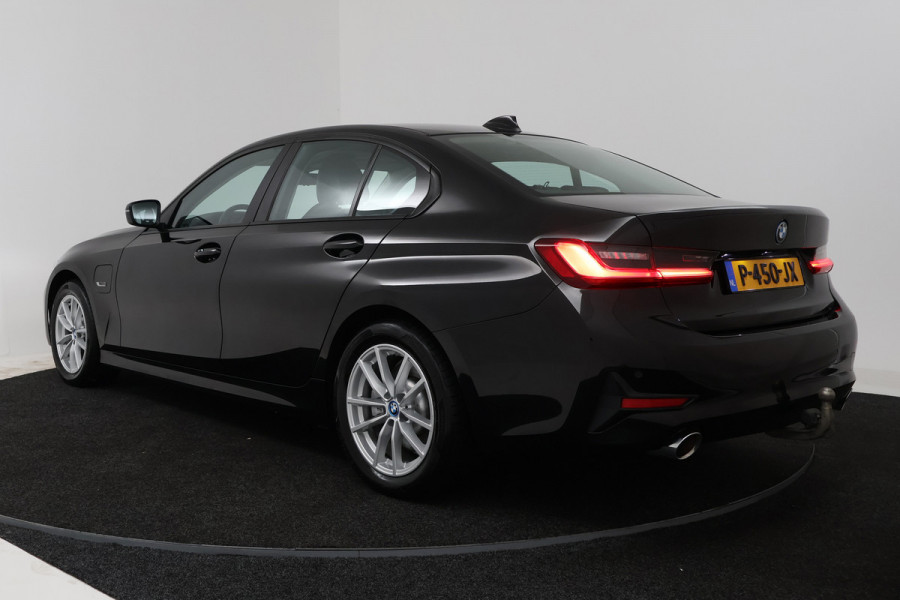 BMW 3-serie 330e Business Edition Plus (TREKHAAK, STOELVERWARMING, NAVIGATIE, PARKEERSENSOREN)