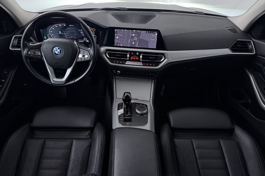 BMW 3-serie 330e Business Edition Plus (TREKHAAK, STOELVERWARMING, NAVIGATIE, PARKEERSENSOREN)