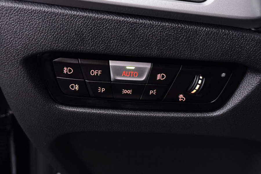 BMW 3-serie 330e Business Edition Plus (TREKHAAK, STOELVERWARMING, NAVIGATIE, PARKEERSENSOREN)