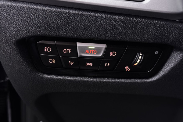 BMW 3-serie 330e Business Edition Plus (TREKHAAK, STOELVERWARMING, NAVIGATIE, PARKEERSENSOREN)