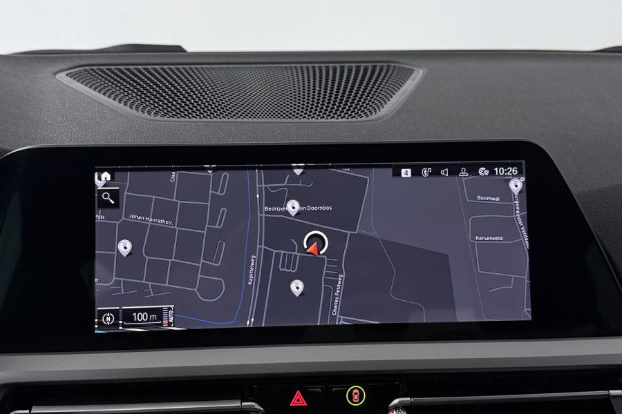 BMW 3-serie 330e Business Edition Plus (TREKHAAK, STOELVERWARMING, NAVIGATIE, PARKEERSENSOREN)