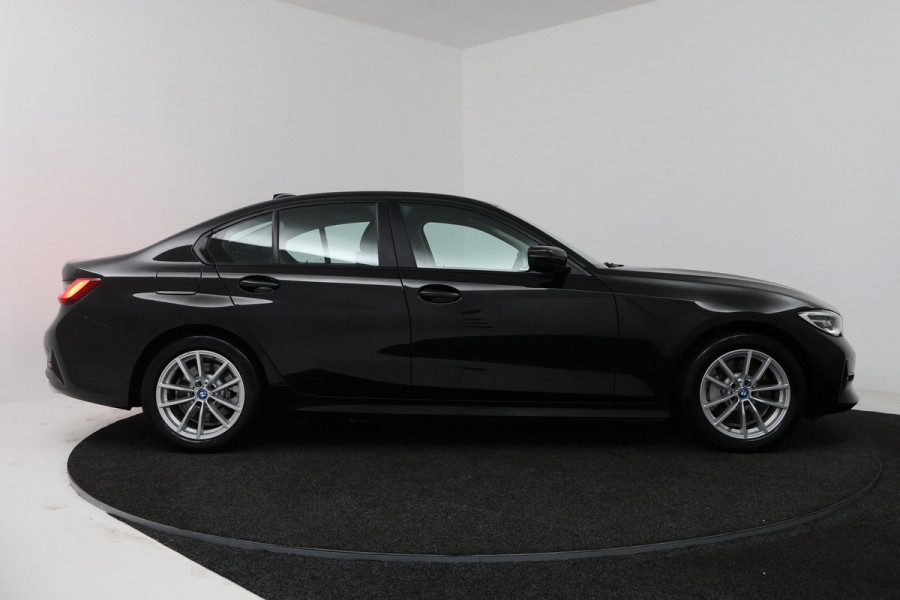 BMW 3-serie 330e Business Edition Plus (TREKHAAK, STOELVERWARMING, NAVIGATIE, PARKEERSENSOREN)
