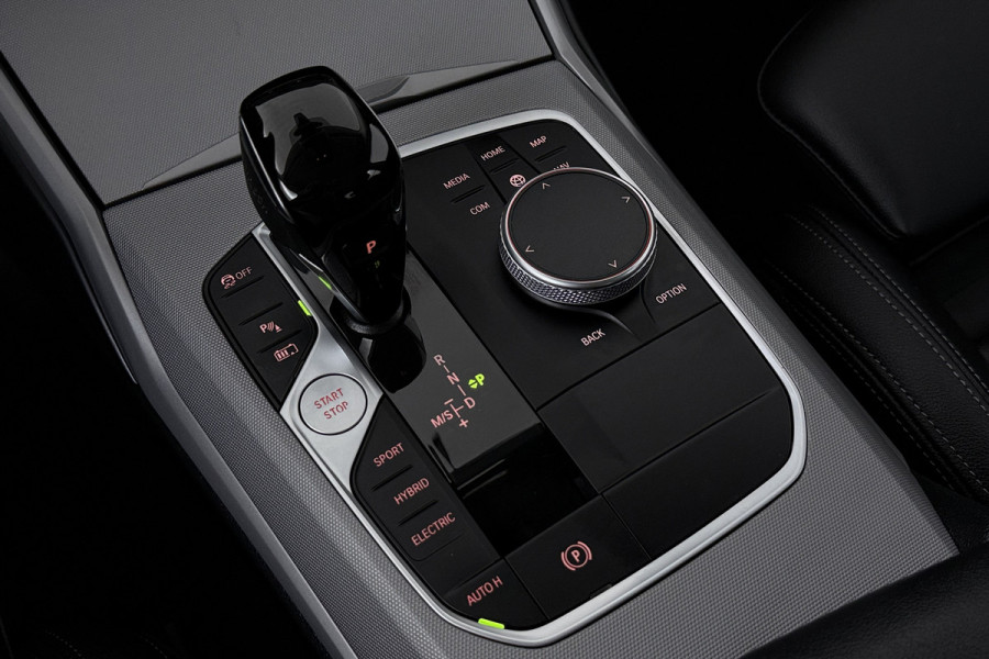 BMW 3-serie 330e Business Edition Plus (TREKHAAK, STOELVERWARMING, NAVIGATIE, PARKEERSENSOREN)
