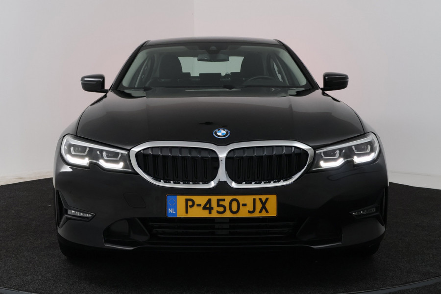 BMW 3-serie 330e Business Edition Plus (TREKHAAK, STOELVERWARMING, NAVIGATIE, PARKEERSENSOREN)