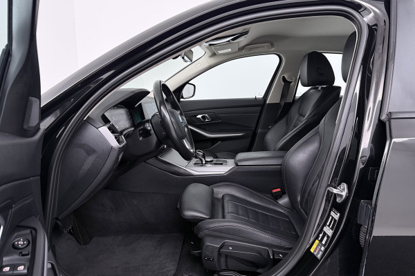 BMW 3-serie 330e Business Edition Plus (TREKHAAK, STOELVERWARMING, NAVIGATIE, PARKEERSENSOREN)