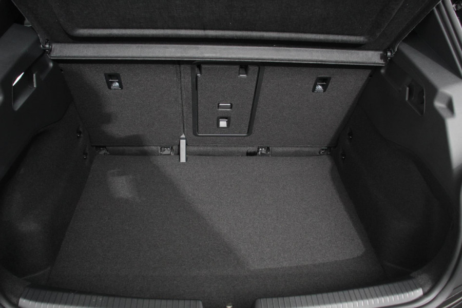 Volkswagen ID.3 Pro Edition 204pk Warmtepomp 18"Lichtmetalen Velgen Navigatie Camera Adaptive Cruise Control Climate Control