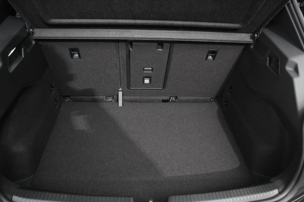 Volkswagen ID.3 Pro Edition 204pk Warmtepomp 18"Lichtmetalen Velgen Navigatie Camera Adaptive Cruise Control Climate Control
