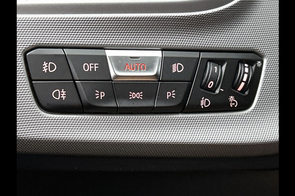 BMW 1-serie 118i Business Edition (NAVIGATIE, CARPLAY, PDC, LED, DEALER ONDERHOUDEN, 1e EIGENAAR)