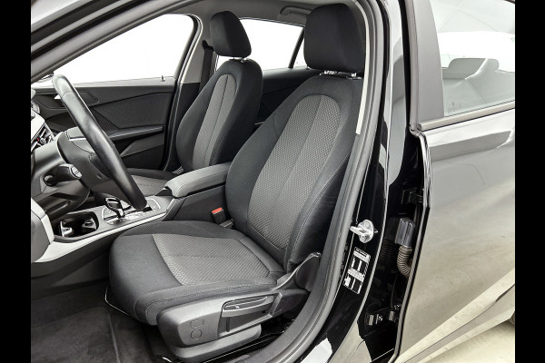 BMW 1-serie 118i Business Edition (NAVIGATIE, CARPLAY, PDC, LED, DEALER ONDERHOUDEN, 1e EIGENAAR)