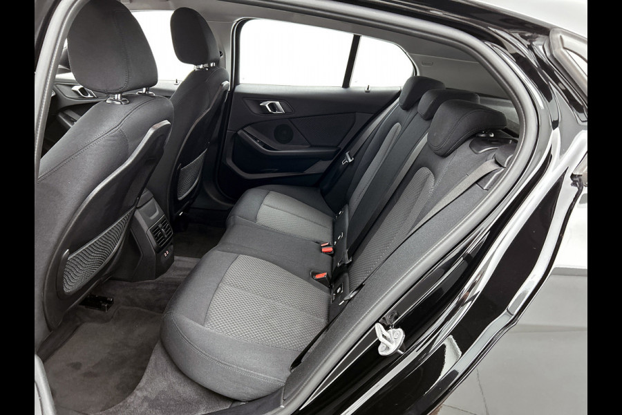 BMW 1-serie 118i Business Edition (NAVIGATIE, CARPLAY, PDC, LED, DEALER ONDERHOUDEN, 1e EIGENAAR)