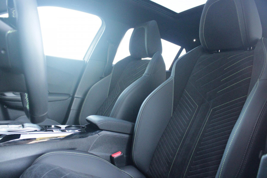 Peugeot e-2008 EV GT PACK 156PK 54 kWh | PANORAMISCH SCHUIF/KANTEL DAK | ALCANTARA EXECUTIVE INTERIOR INCL. VERWARMBARE VOORSTOELEN EN ELEKTRISCH VERSTELBARE BESTUURDERSSTOEL MET MASSAGE FUNCTIE | 18" LICHTMETALEN VELGEN "EVISSA" | VISION NAVIGATION & DRIVE ASSIST PLUS PACK: NAVIGATIE/DRAADLOZE TELEFOONLADER/ADAPTIVE CRUISE CONTROL MET LANE KEEPING & POSITIONING ASSIST INCL. STOP & GO FUNCTIE/HD-CAMERA VOOR/PASSIEVE DODEHOEKBEWAKING EN INSTAPVERLICHTING | WINTERPACK: STOELVERWARMING | WARMTEPOMP! | DRAADLOZE APPLE CARPLAY/ANDROID AUTO | FULL LED KOPLAMPEN | ACHTERUITRIJ CAMERA | PARK