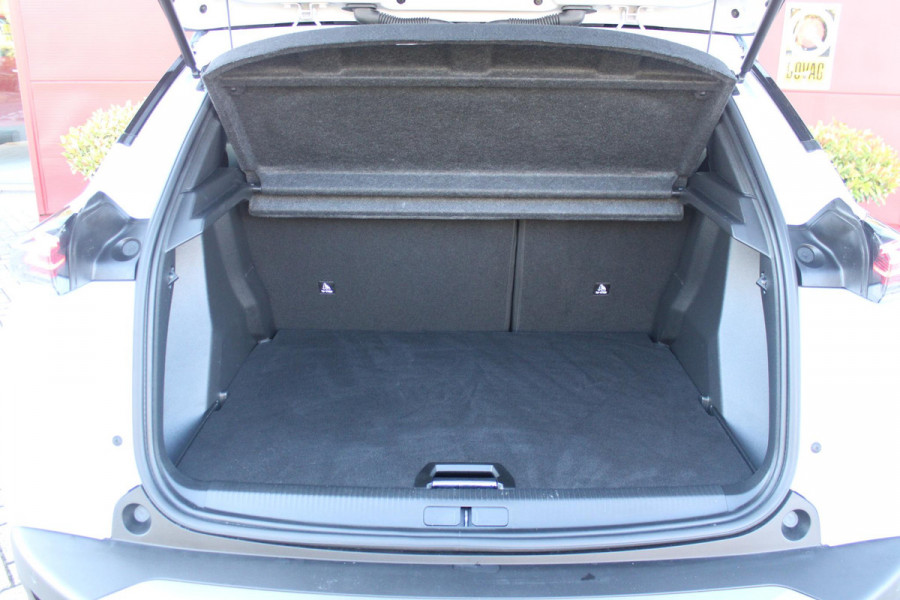 Peugeot e-2008 EV GT PACK 156PK 54 kWh | PANORAMISCH SCHUIF/KANTEL DAK | ALCANTARA EXECUTIVE INTERIOR INCL. VERWARMBARE VOORSTOELEN EN ELEKTRISCH VERSTELBARE BESTUURDERSSTOEL MET MASSAGE FUNCTIE | 18" LICHTMETALEN VELGEN "EVISSA" | VISION NAVIGATION & DRIVE ASSIST PLUS PACK: NAVIGATIE/DRAADLOZE TELEFOONLADER/ADAPTIVE CRUISE CONTROL MET LANE KEEPING & POSITIONING ASSIST INCL. STOP & GO FUNCTIE/HD-CAMERA VOOR/PASSIEVE DODEHOEKBEWAKING EN INSTAPVERLICHTING | WINTERPACK: STOELVERWARMING | WARMTEPOMP! | DRAADLOZE APPLE CARPLAY/ANDROID AUTO | FULL LED KOPLAMPEN | ACHTERUITRIJ CAMERA | PARK