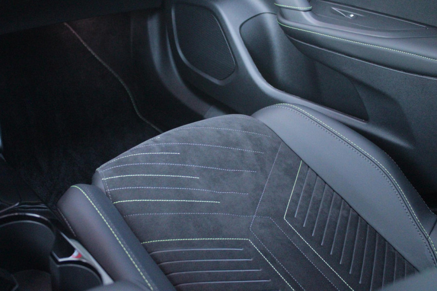 Peugeot e-2008 EV GT PACK 156PK 54 kWh | PANORAMISCH SCHUIF/KANTEL DAK | ALCANTARA EXECUTIVE INTERIOR INCL. VERWARMBARE VOORSTOELEN EN ELEKTRISCH VERSTELBARE BESTUURDERSSTOEL MET MASSAGE FUNCTIE | 18" LICHTMETALEN VELGEN "EVISSA" | VISION NAVIGATION & DRIVE ASSIST PLUS PACK: NAVIGATIE/DRAADLOZE TELEFOONLADER/ADAPTIVE CRUISE CONTROL MET LANE KEEPING & POSITIONING ASSIST INCL. STOP & GO FUNCTIE/HD-CAMERA VOOR/PASSIEVE DODEHOEKBEWAKING EN INSTAPVERLICHTING | WINTERPACK: STOELVERWARMING | WARMTEPOMP! | DRAADLOZE APPLE CARPLAY/ANDROID AUTO | FULL LED KOPLAMPEN | ACHTERUITRIJ CAMERA | PARK