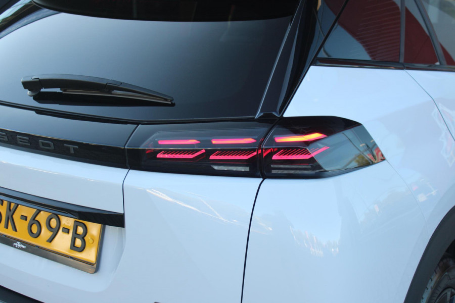 Peugeot e-2008 EV GT PACK 156PK 54 kWh | PANORAMISCH SCHUIF/KANTEL DAK | ALCANTARA EXECUTIVE INTERIOR INCL. VERWARMBARE VOORSTOELEN EN ELEKTRISCH VERSTELBARE BESTUURDERSSTOEL MET MASSAGE FUNCTIE | 18" LICHTMETALEN VELGEN "EVISSA" | VISION NAVIGATION & DRIVE ASSIST PLUS PACK: NAVIGATIE/DRAADLOZE TELEFOONLADER/ADAPTIVE CRUISE CONTROL MET LANE KEEPING & POSITIONING ASSIST INCL. STOP & GO FUNCTIE/HD-CAMERA VOOR/PASSIEVE DODEHOEKBEWAKING EN INSTAPVERLICHTING | WINTERPACK: STOELVERWARMING | WARMTEPOMP! | DRAADLOZE APPLE CARPLAY/ANDROID AUTO | FULL LED KOPLAMPEN | ACHTERUITRIJ CAMERA | PARK