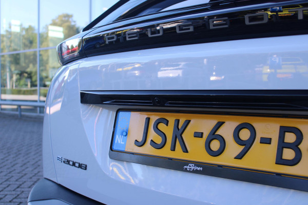 Peugeot e-2008 EV GT PACK 156PK 54 kWh | PANORAMISCH SCHUIF/KANTEL DAK | ALCANTARA EXECUTIVE INTERIOR INCL. VERWARMBARE VOORSTOELEN EN ELEKTRISCH VERSTELBARE BESTUURDERSSTOEL MET MASSAGE FUNCTIE | 18" LICHTMETALEN VELGEN "EVISSA" | VISION NAVIGATION & DRIVE ASSIST PLUS PACK: NAVIGATIE/DRAADLOZE TELEFOONLADER/ADAPTIVE CRUISE CONTROL MET LANE KEEPING & POSITIONING ASSIST INCL. STOP & GO FUNCTIE/HD-CAMERA VOOR/PASSIEVE DODEHOEKBEWAKING EN INSTAPVERLICHTING | WINTERPACK: STOELVERWARMING | WARMTEPOMP! | DRAADLOZE APPLE CARPLAY/ANDROID AUTO | FULL LED KOPLAMPEN | ACHTERUITRIJ CAMERA | PARK