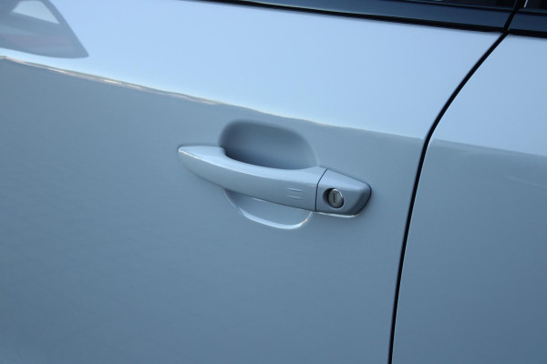 Peugeot e-2008 EV GT PACK 156PK 54 kWh | PANORAMISCH SCHUIF/KANTEL DAK | ALCANTARA EXECUTIVE INTERIOR INCL. VERWARMBARE VOORSTOELEN EN ELEKTRISCH VERSTELBARE BESTUURDERSSTOEL MET MASSAGE FUNCTIE | 18" LICHTMETALEN VELGEN "EVISSA" | VISION NAVIGATION & DRIVE ASSIST PLUS PACK: NAVIGATIE/DRAADLOZE TELEFOONLADER/ADAPTIVE CRUISE CONTROL MET LANE KEEPING & POSITIONING ASSIST INCL. STOP & GO FUNCTIE/HD-CAMERA VOOR/PASSIEVE DODEHOEKBEWAKING EN INSTAPVERLICHTING | WINTERPACK: STOELVERWARMING | WARMTEPOMP! | DRAADLOZE APPLE CARPLAY/ANDROID AUTO | FULL LED KOPLAMPEN | ACHTERUITRIJ CAMERA | PARK