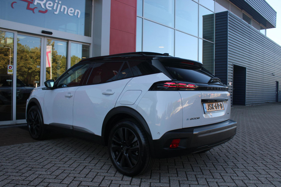 Peugeot e-2008 EV GT PACK 156PK 54 kWh | PANORAMISCH SCHUIF/KANTEL DAK | ALCANTARA EXECUTIVE INTERIOR INCL. VERWARMBARE VOORSTOELEN EN ELEKTRISCH VERSTELBARE BESTUURDERSSTOEL MET MASSAGE FUNCTIE | 18" LICHTMETALEN VELGEN "EVISSA" | VISION NAVIGATION & DRIVE ASSIST PLUS PACK: NAVIGATIE/DRAADLOZE TELEFOONLADER/ADAPTIVE CRUISE CONTROL MET LANE KEEPING & POSITIONING ASSIST INCL. STOP & GO FUNCTIE/HD-CAMERA VOOR/PASSIEVE DODEHOEKBEWAKING EN INSTAPVERLICHTING | WINTERPACK: STOELVERWARMING | WARMTEPOMP! | DRAADLOZE APPLE CARPLAY/ANDROID AUTO | FULL LED KOPLAMPEN | ACHTERUITRIJ CAMERA | PARK
